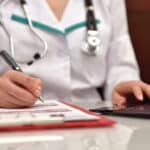 Behandlungen können sich verzögern, wenn die Patientenakte fehlt. Vivy soll das verhindern.