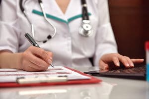 Behandlungen können sich verzögern, wenn die Patientenakte fehlt. Vivy soll das verhindern.