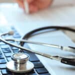 Ob papierne oder elektronische Patientenakte: Gemäß Datenschutz sind Gesundheitsinformationen besonders schützenswert.