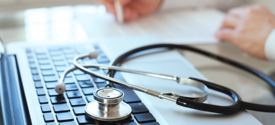 Ob papierne oder elektronische Patientenakte: Gemäß Datenschutz sind Gesundheitsinformationen besonders schützenswert.