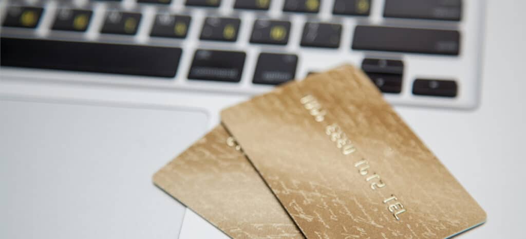 Bei Online-Einkäufen mit der Kreditkarte sorgt die doppelte Authentifizierung durch das 3D-Secure-Verfahren für mehr Sicherheit.