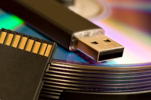 Mitunter gelingt bei Linux die Datenrettung, wenn ein USB-Stick mit einem Backup vorhanden ist.