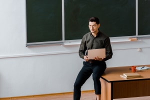 Um Medienkompetenz in der Schule vermitteln zu können, sollten Lehrer sich auf dem neusten Stand halten.