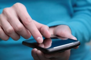 Darf die Polizei das Handy unter Zwang entsperren?